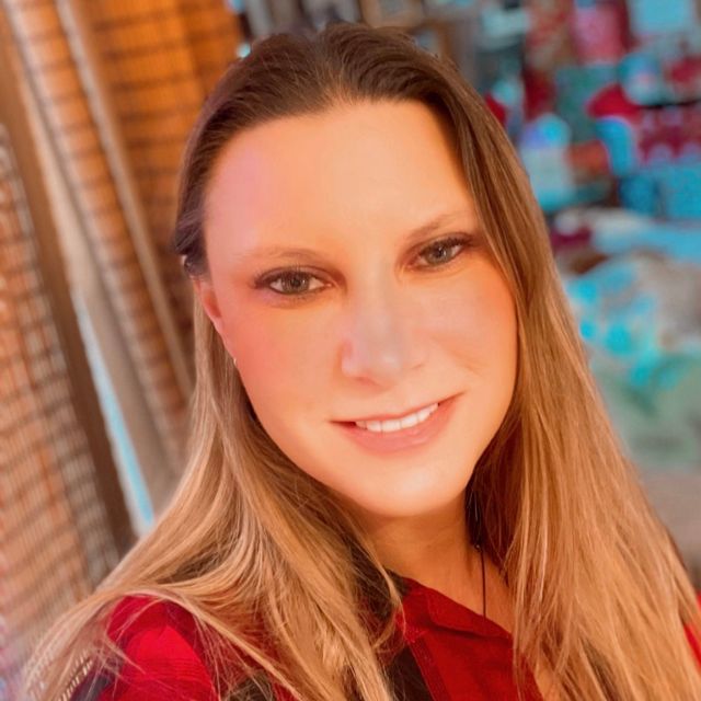 A photo of Aubrey Bissessar, a white woman in her 40s with a tan and brown hair.